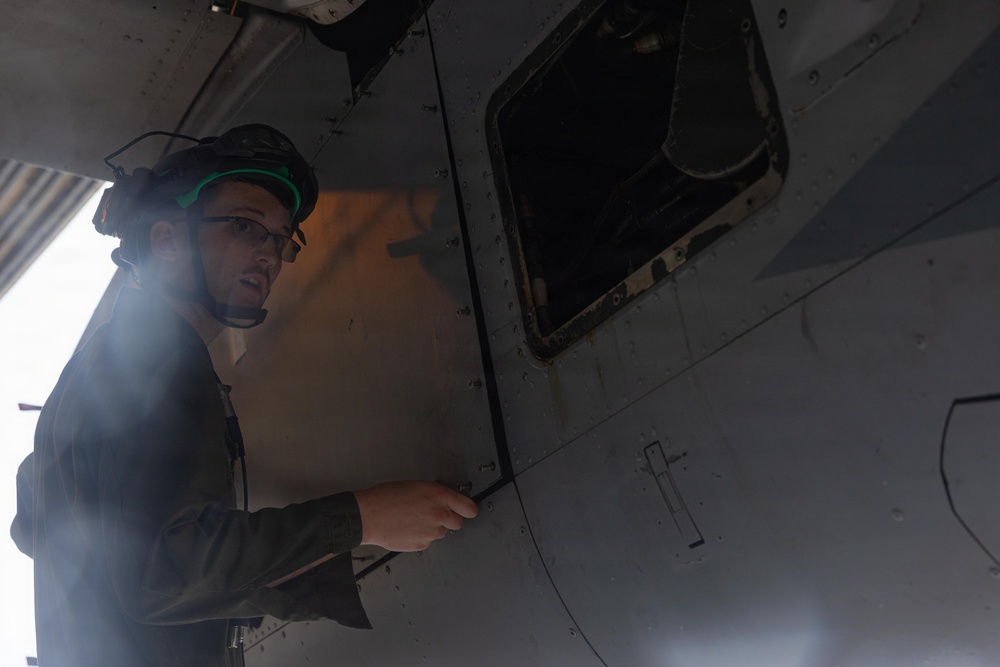 VMM-262 Marines maintain MV-22B Ospreys