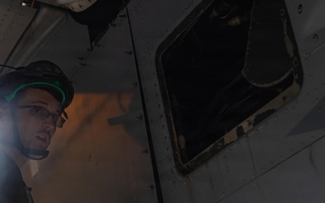 VMM-262 Marines maintain MV-22B Ospreys