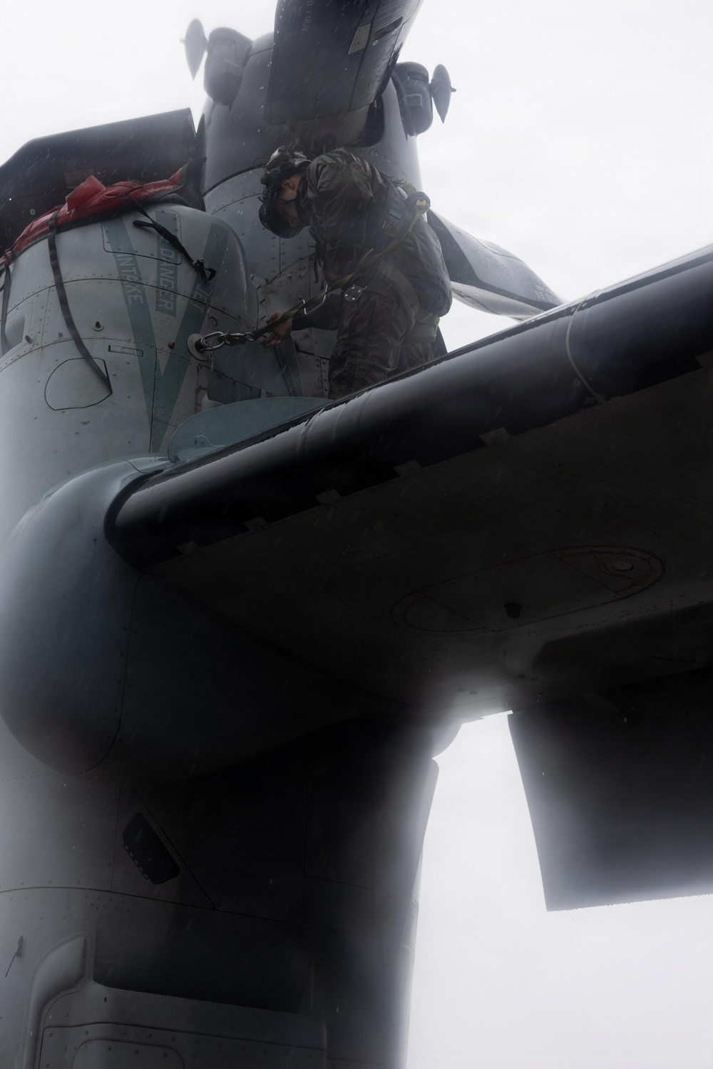 VMM-262 Marines maintain MV-22B Ospreys