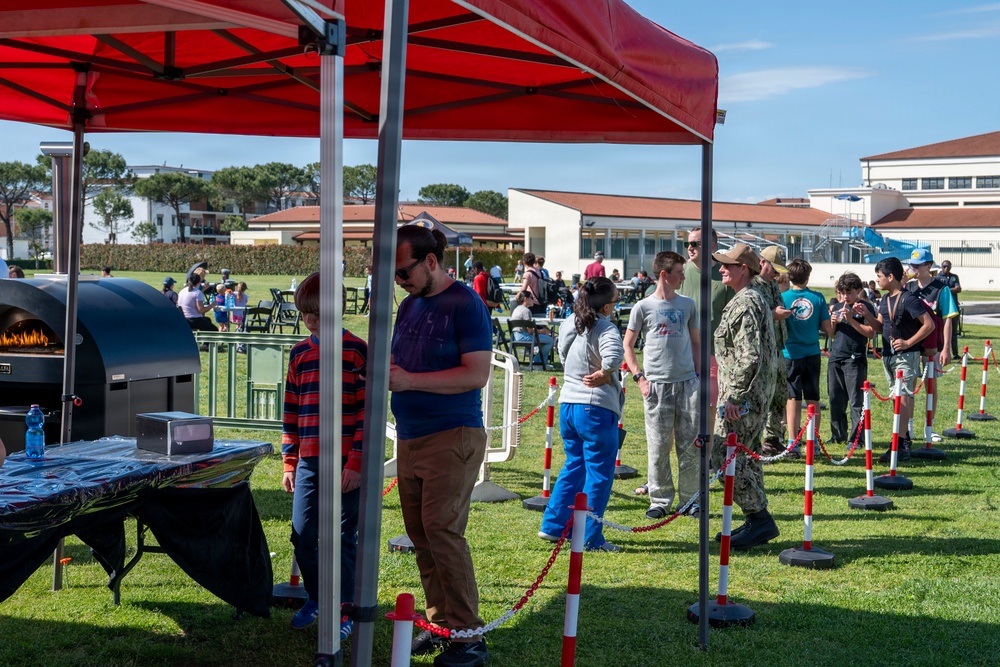 NSA Naples Honors Volunteers During Community Event