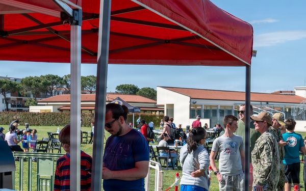 NSA Naples Honors Volunteers During Community Event