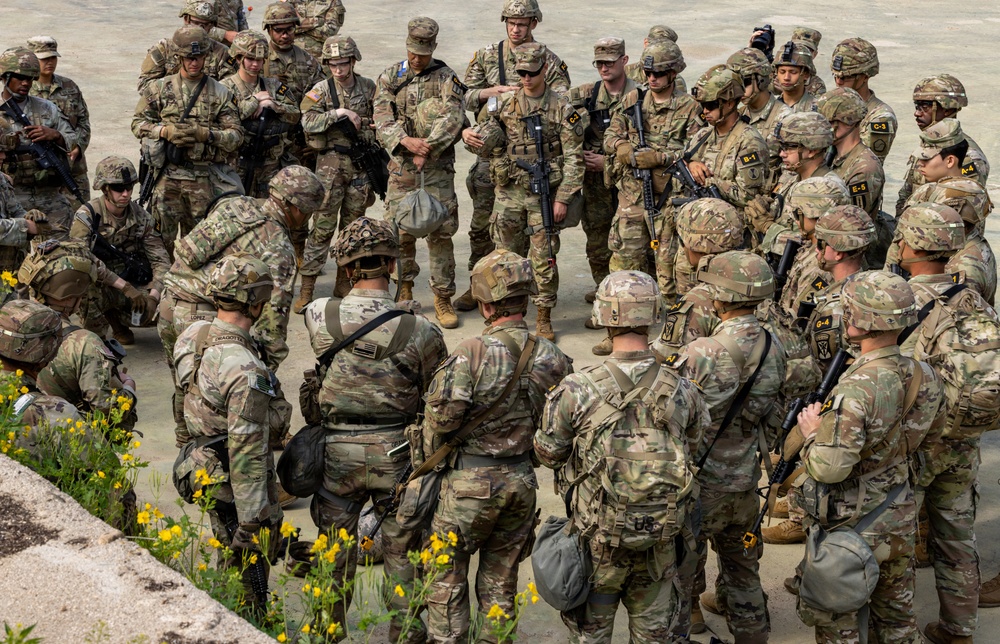 Best Squad Competition Challenges Eighth Army Soldiers in Medical Lane Event
