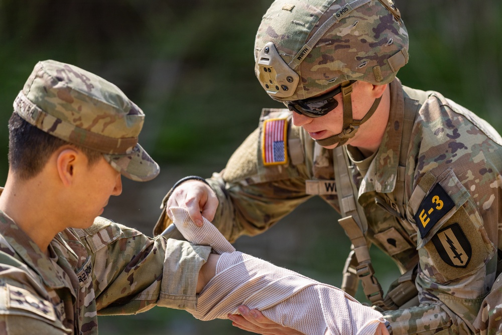 Best Squad Competition Challenges Eighth Army Soldiers in Medical Lane Event