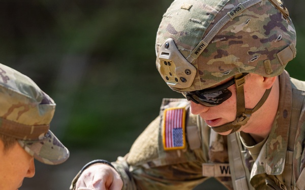 Best Squad Competition Challenges Eighth Army Soldiers in Medical Lane Event