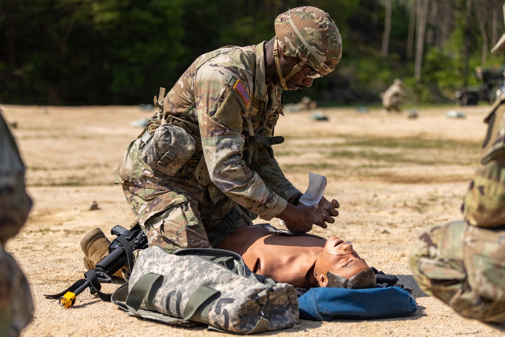 Best Squad Competition Challenges Eighth Army Soldiers in Medical Lane Event