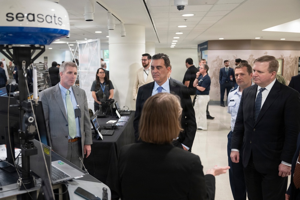 USW(R&amp;E) Michael Visits Lab Day At The Pentagon
