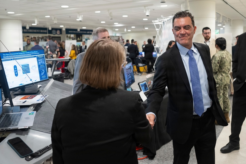 USW(R&amp;E) Michael Visits Lab Day At The Pentagon