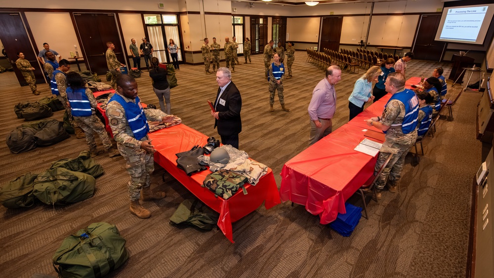 Travis conducts Honorary Commanders MSG Tour
