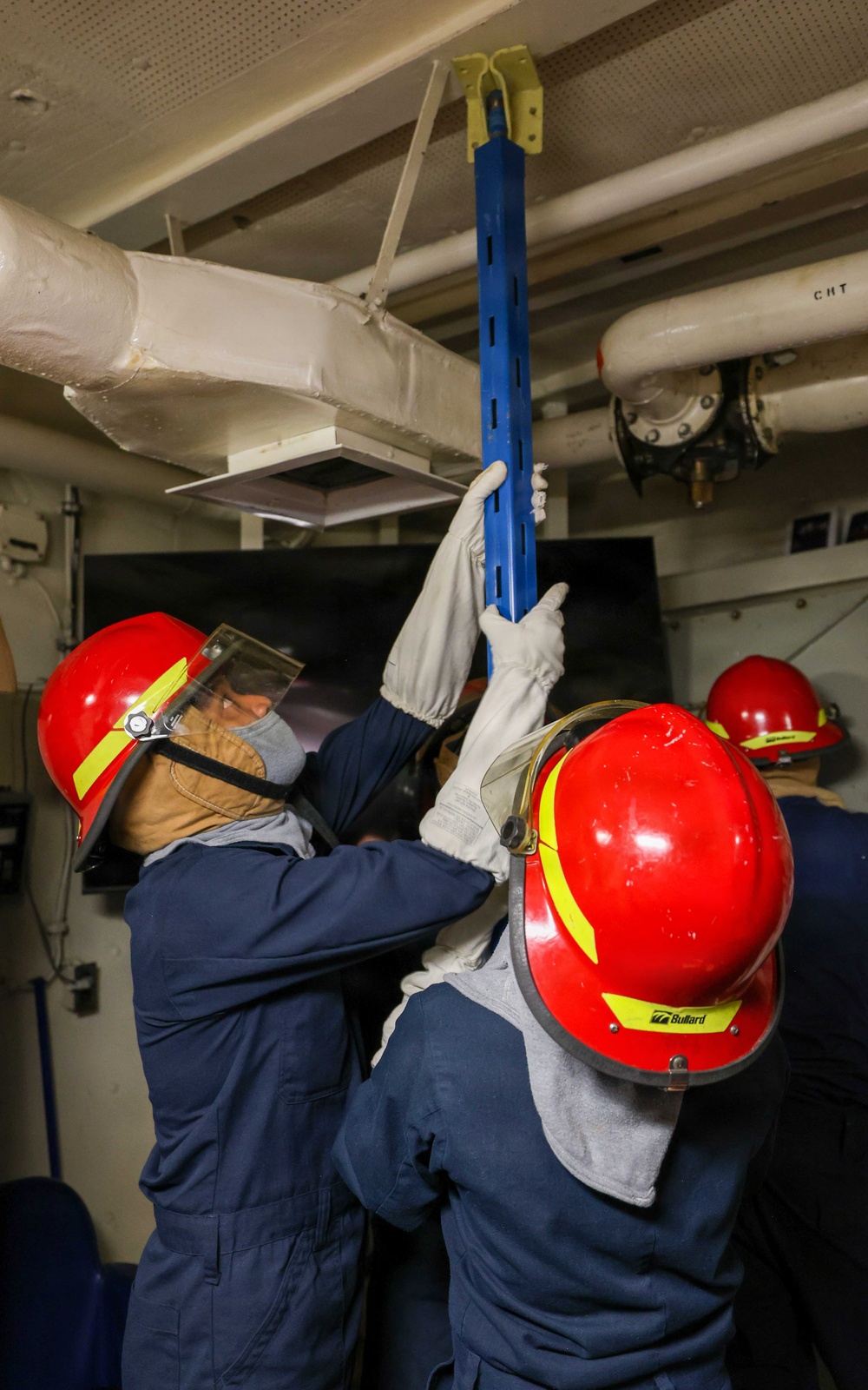 Sailors use metal shoring for damage control drill onboard USS Lake Erie (CG 70)
