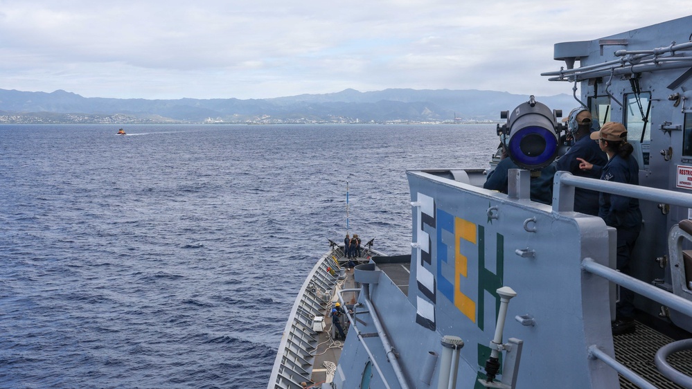 USS Lake Erie (CG 70) transits into Ponce