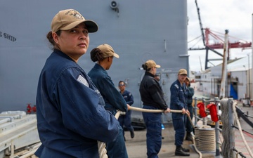 USS Lake Erie (CG 70) transits into Ponce