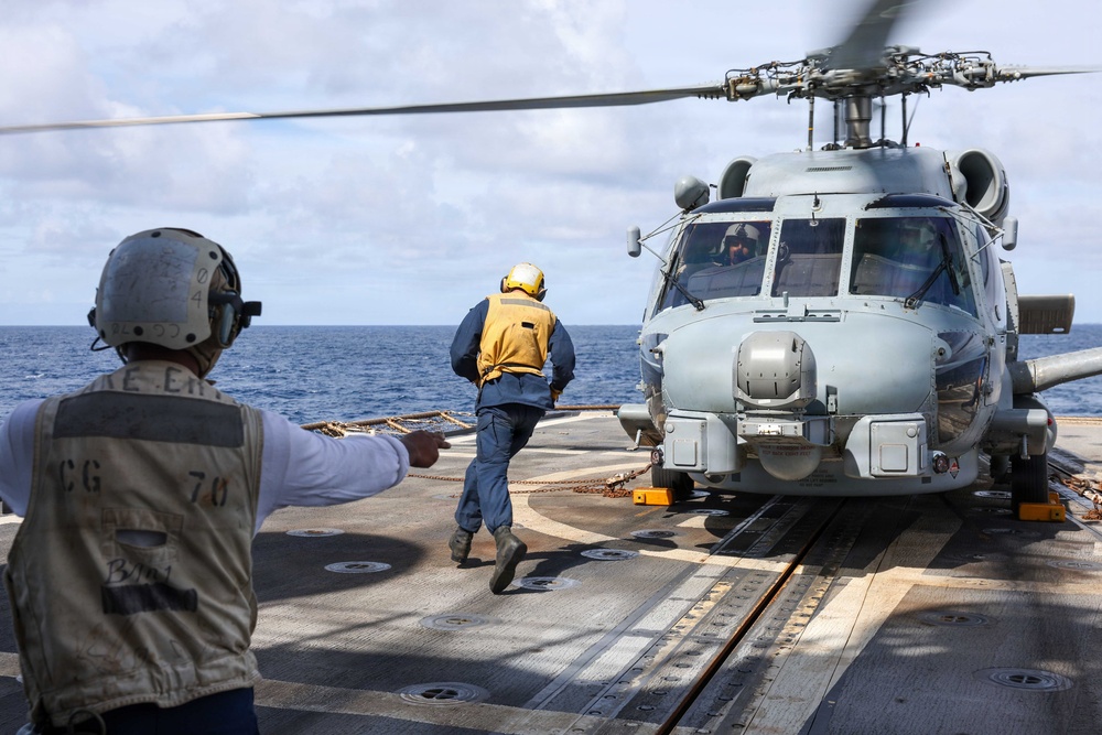 Flight operations on USS Lake Erie (CG 70)