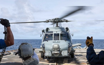 Flight operations on USS Lake Erie (CG 70)