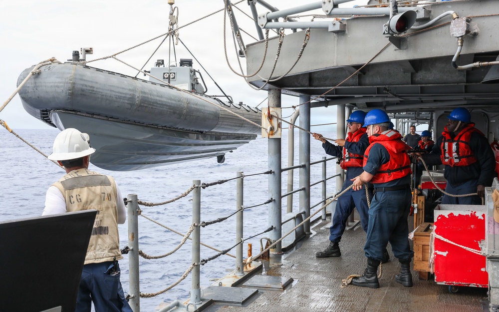 Small boat ops on USS Lake Erie (CG 70)