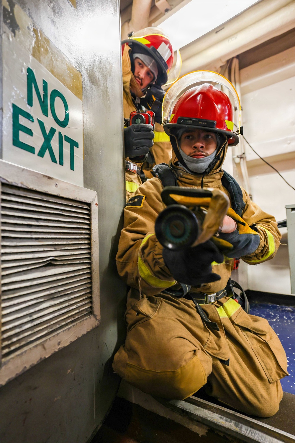 Damage control evolution onboard USS Lake Erie (CG 70)