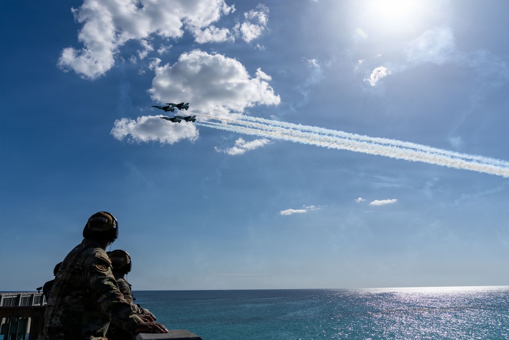 Thunderbirds perform during Gulf Coast Salute Air Show