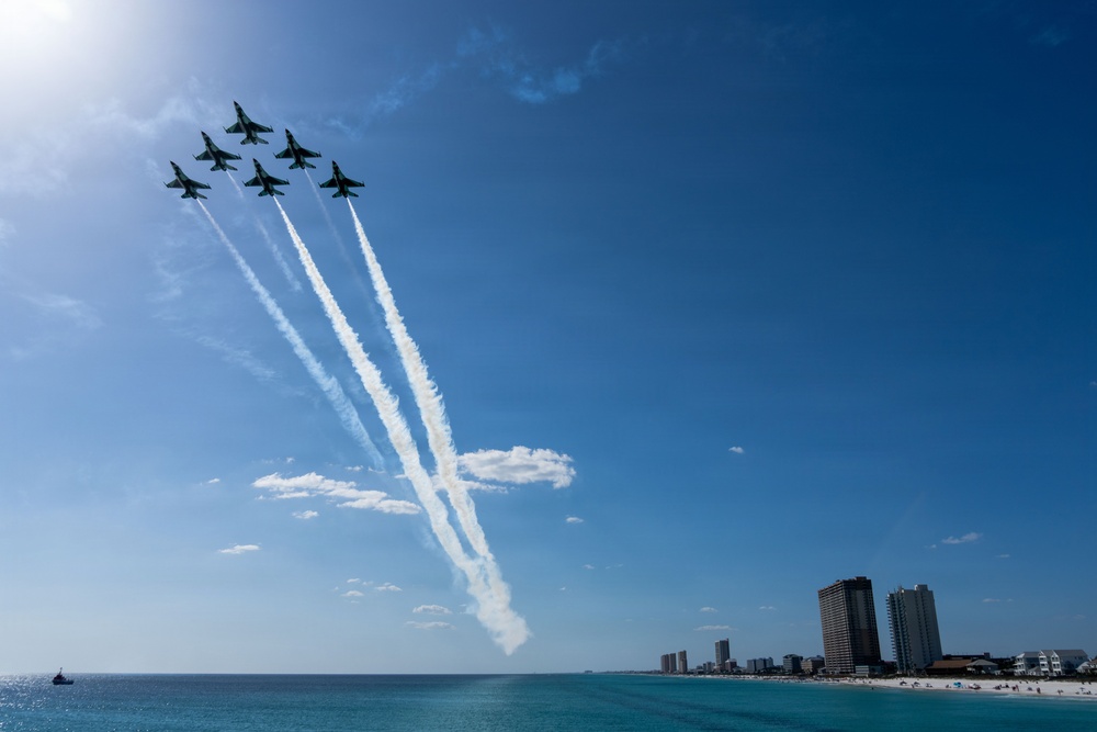 Thunderbirds perform during Gulf Coast Salute Air Show