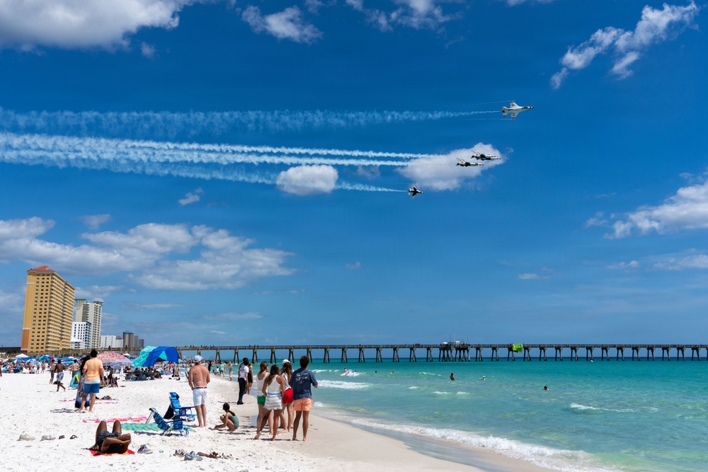 Thunderbirds perform during Gulf Coast Salute Air Show