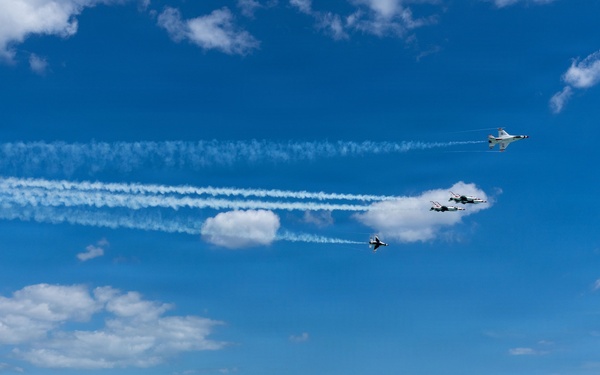 Thunderbirds perform during Gulf Coast Salute Air Show