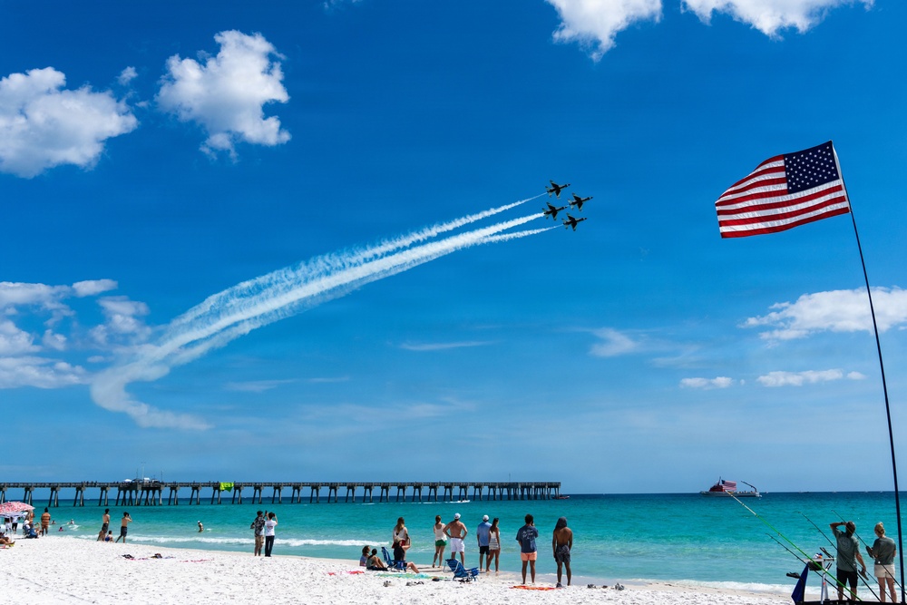 Thunderbirds perform during Gulf Coast Salute Air Show