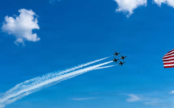 Thunderbirds perform during Gulf Coast Salute Air Show