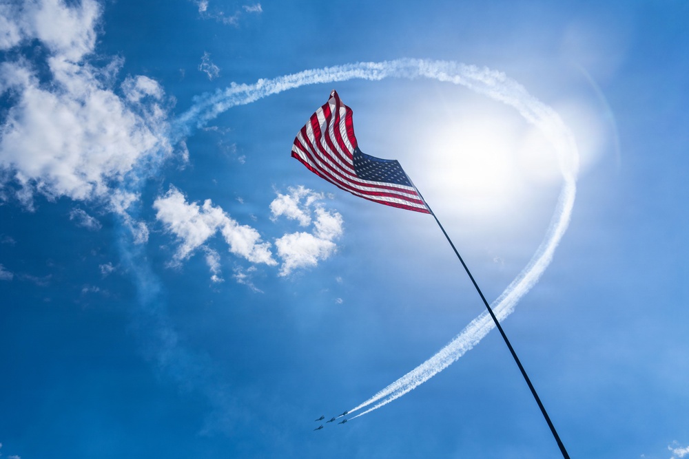 Thunderbirds perform during Gulf Coast Salute Air Show