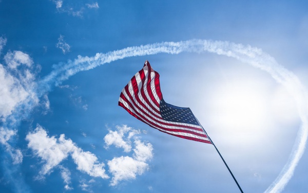 Thunderbirds perform during Gulf Coast Salute Air Show