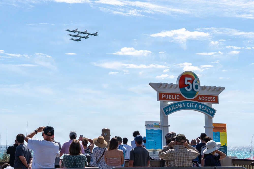 Thunderbirds perform during Gulf Coast Salute Air Show