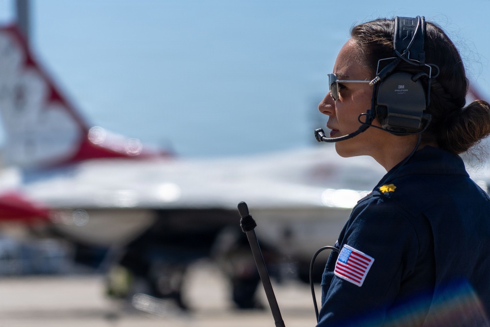 Thunderbirds perform during Gulf Coast Salute Air Show