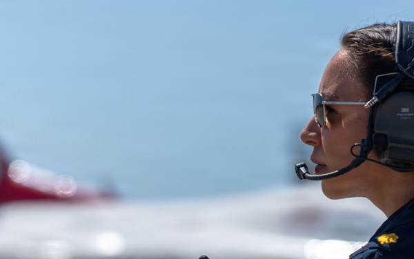 Thunderbirds perform during Gulf Coast Salute Air Show