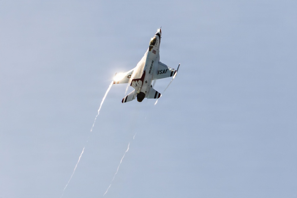Thunderbirds perform during Gulf Coast Salute Air Show