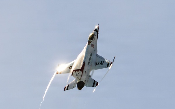 Thunderbirds perform during Gulf Coast Salute Air Show