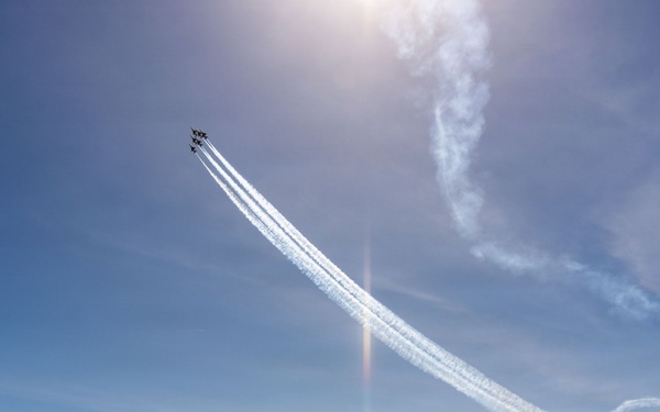 Thunderbirds perform during Gulf Coast Salute Air Show