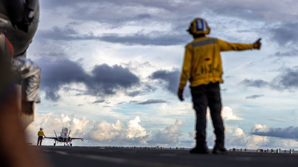 11th MEU Marines, Sailors Conduct F-35B Flight Operations Aboard USS Boxer