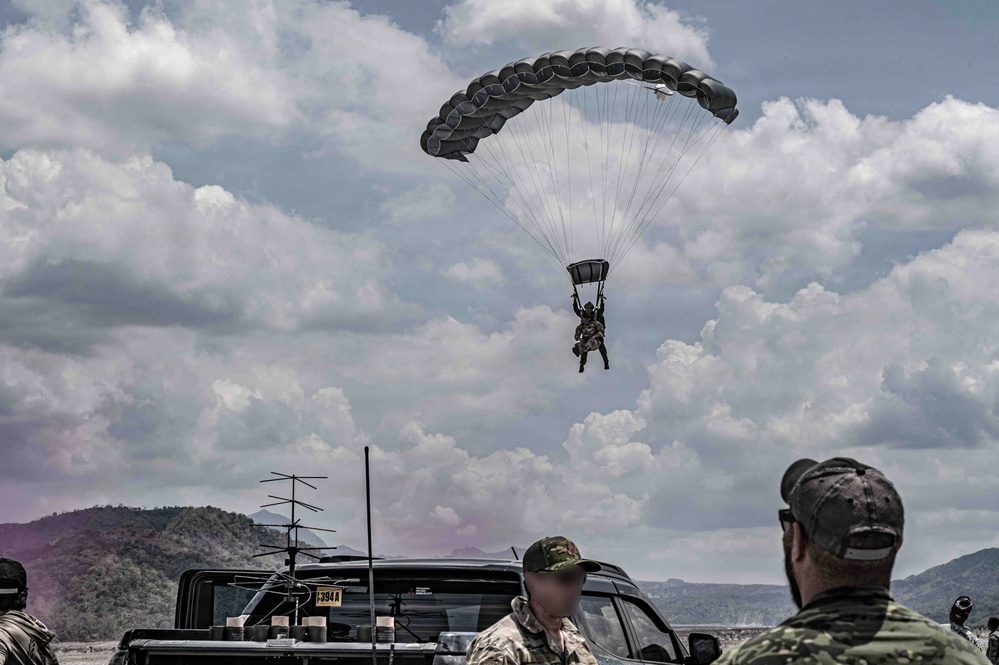 Balikatan 2026: U.S., Philippine SOF execute friendship jumps