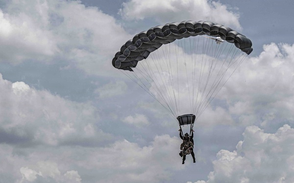 Balikatan 2026: U.S., Philippine SOF execute friendship jumps
