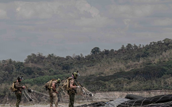 Balikatan 2026: U.S., Philippine SOF execute friendship jumps