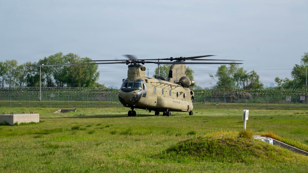 Eighth Army Soldiers Conduct Air Movement