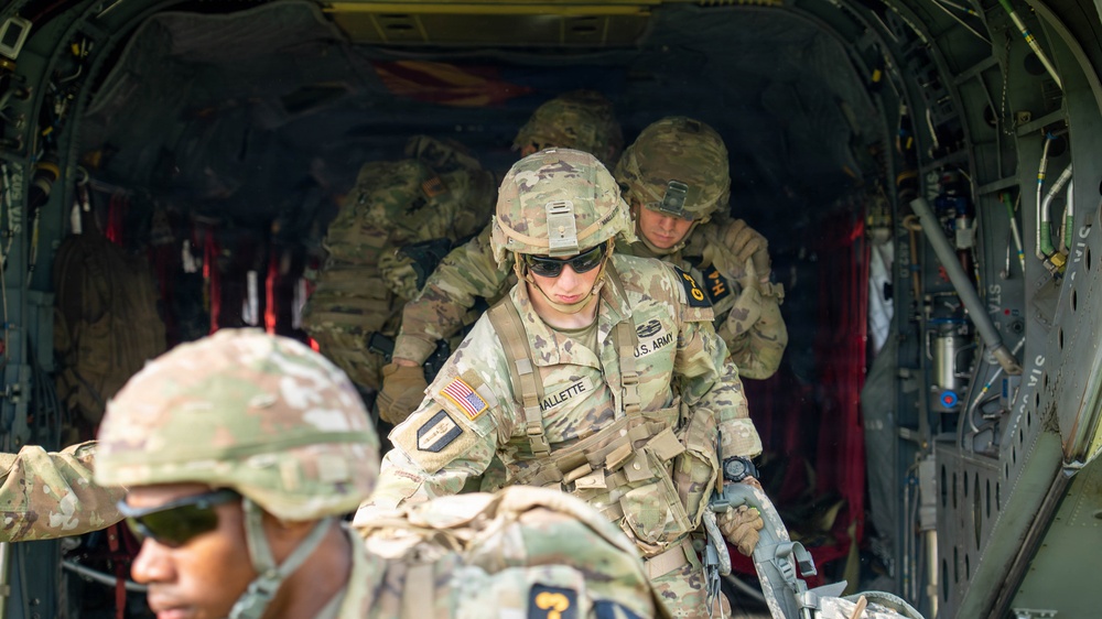 Eighth Army Soldiers Conduct Air Movement