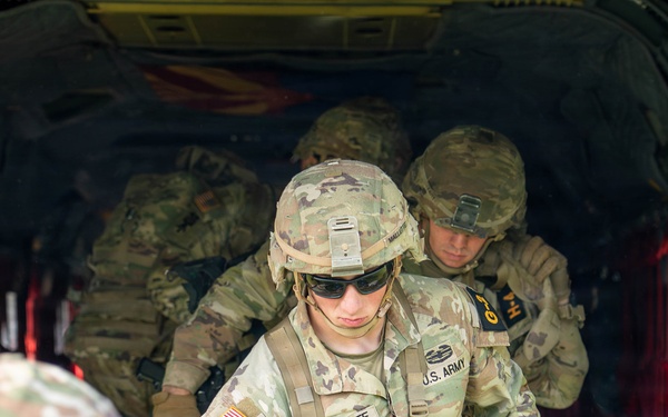 Eighth Army Soldiers Conduct Air Movement