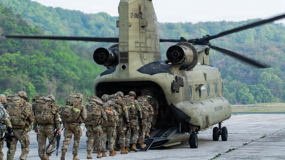 Eighth Army Soldiers Conduct Air Movement