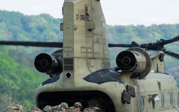 Eighth Army Soldiers Conduct Air Movement