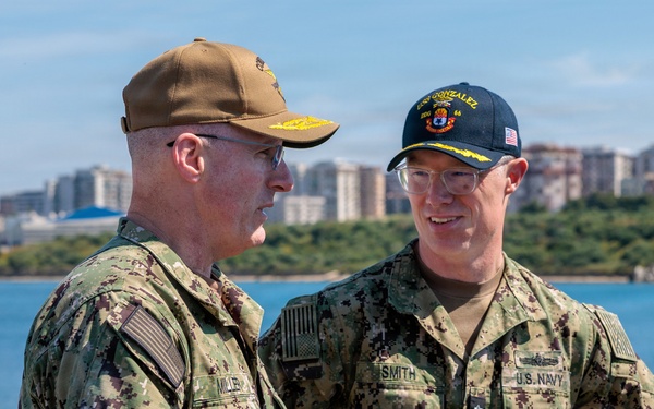 Distinguished Visitors aboard USS Gonzalez (DDG 66)