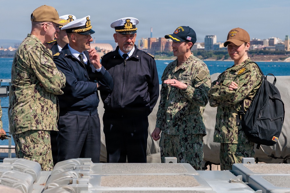 Distinguished Visitors aboard USS Gonzalez (DDG 66)