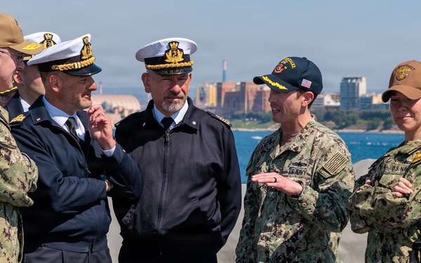 Distinguished Visitors aboard USS Gonzalez (DDG 66)
