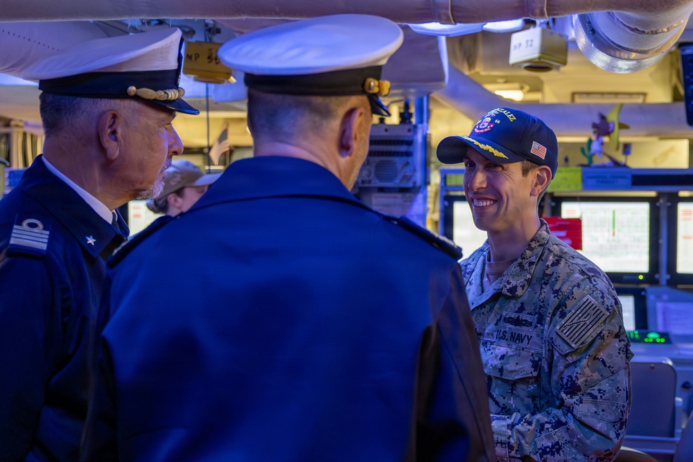 Distinguished Visitors aboard USS Gonzalez (DDG 66)