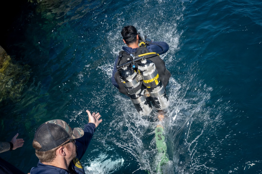 UCT-2 leadership dives with Philippine Navy Seabee divers during BK26