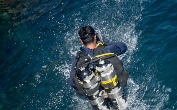 UCT-2 leadership dives with Philippine Navy Seabee divers during BK26