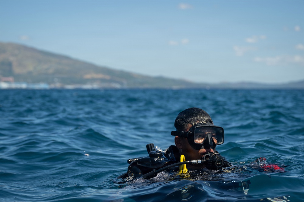 UCT-2 leadership dives with Philippine Navy Seabee divers during BK26