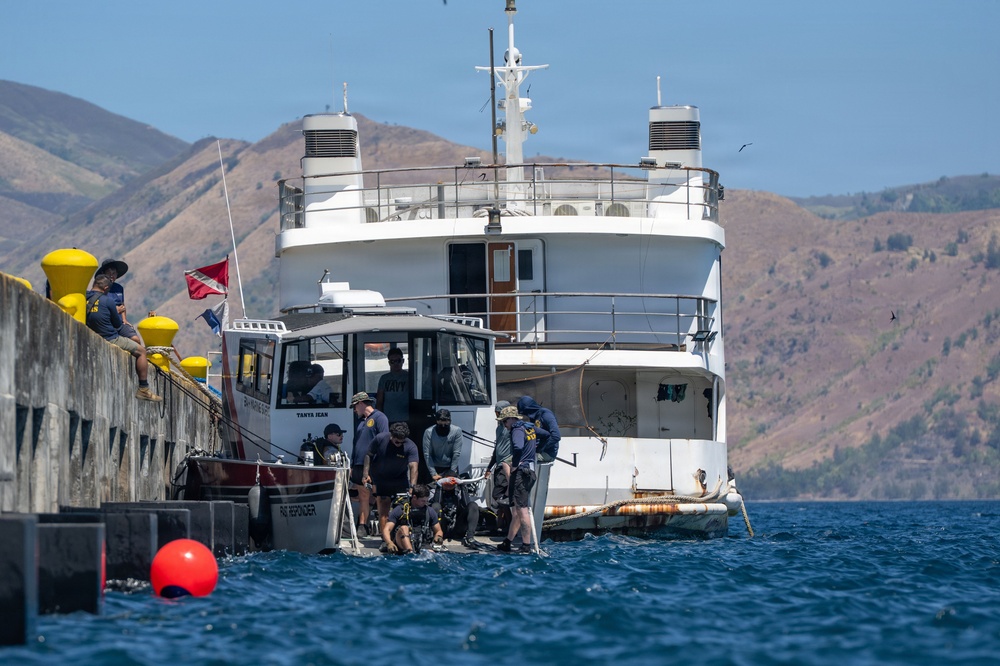 UCT-2 leadership dives with Philippine Navy Seabee divers during BK26